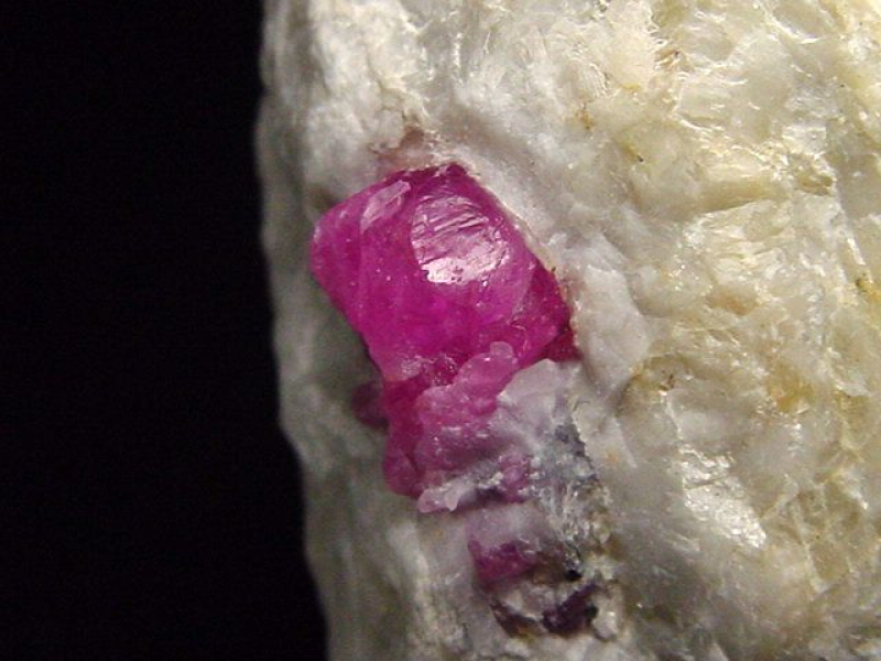 Rubin Stufe 45 mm Kristall mit feiner Farbe - Hunza, Gilgit, Pak.