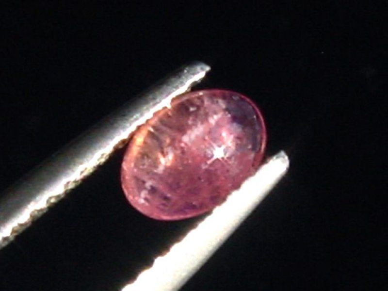 Pezzottait Katzenauge 0,58 Ct. Oval Cabochon - selten Madag.