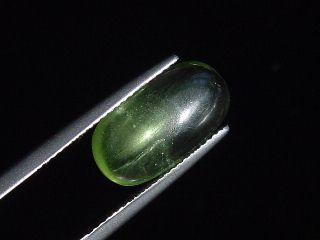 Peridot cat's eye 5,35 Ct. - apple green - oval cabochon