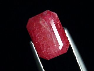Rhodonit 3,87 Ct. Kirschrot Oktagon - Minas Gerais, Brasilien B-Qualität
