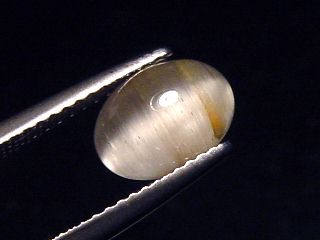 Topaz cat's eye 2,28 Ct. rare oval cabochon - Minas Gerais, Brazil