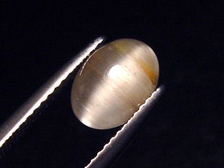 Topaz cat's eye 2,28 Ct. rare oval cabochon - Minas Gerais, Brazil
