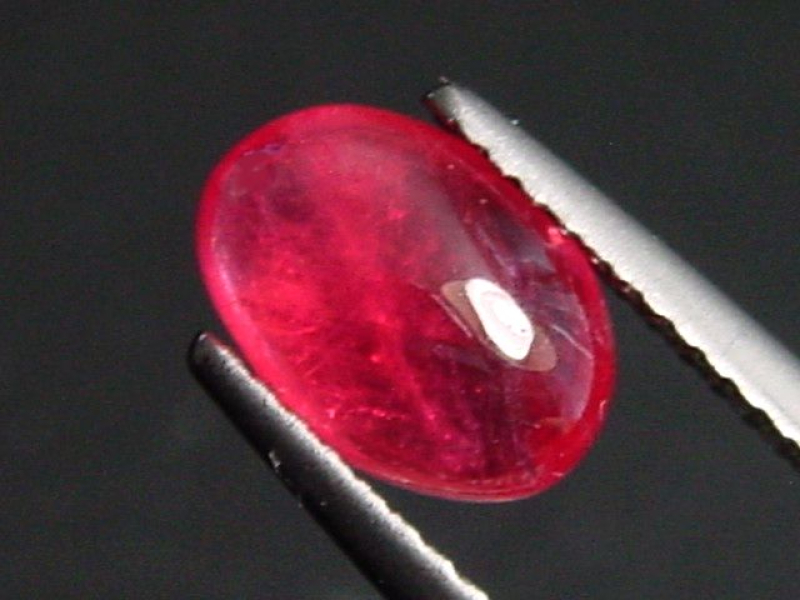 Rhodonit 1,76 Ct. Kirschrot Oval Cabochon - Minas Gerais, Brasilien