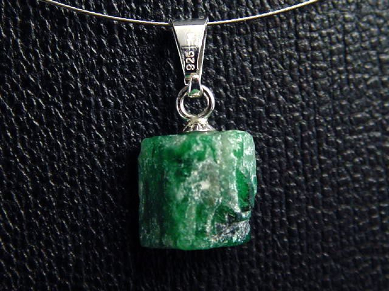 Smaragdkristall Anhänger 9 mm Kristall in 925 Silber