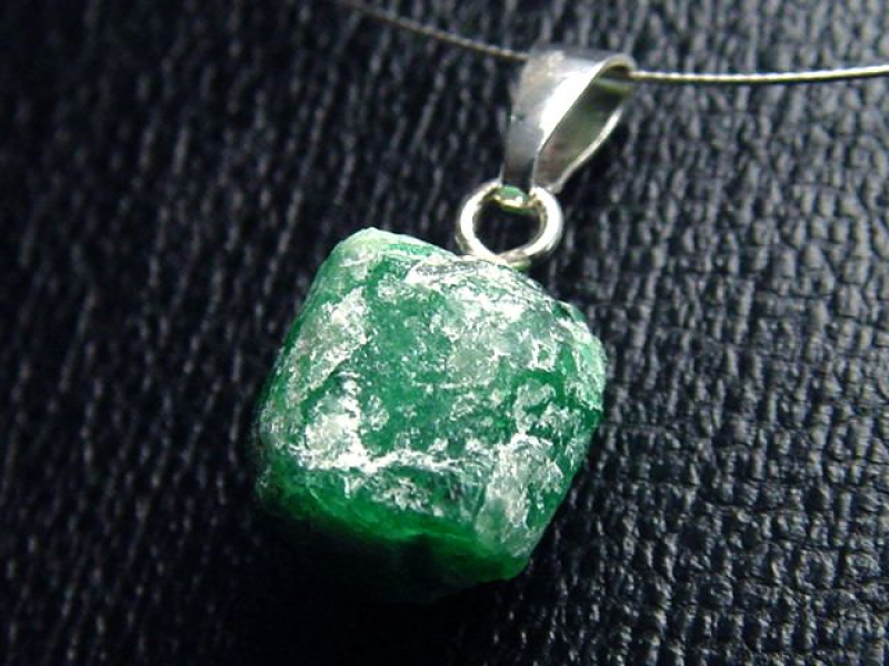 Smaragdkristall Anhänger 9 mm Kristall in 925 Silber