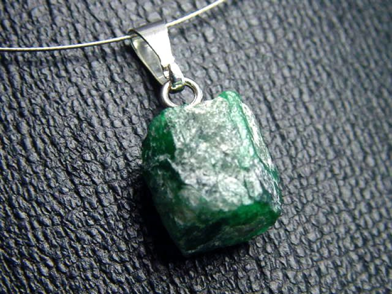 Smaragdkristall Anhänger 9 mm Kristall in 925 Silber