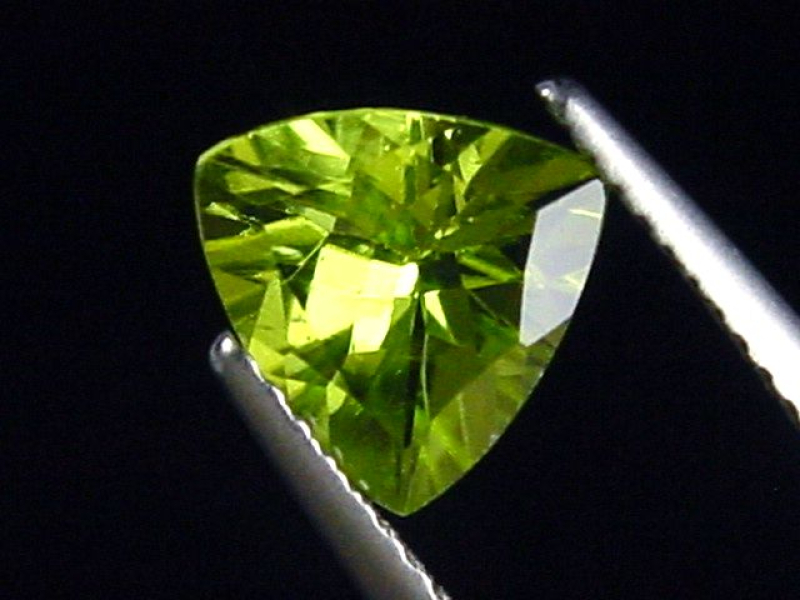Peridot 1,49 Ct. Apfelgrün - 8 x 7,5 mm Trillion Sri Lanka