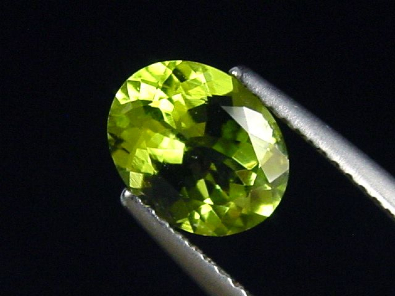 Peridot 1,84 Ct. applegreen - oval Sri Lanka