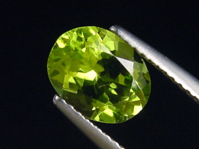 Peridot 1,99 Ct. Apfelgrün - 8,5 x 6,5 mm Oval Sri Lanka