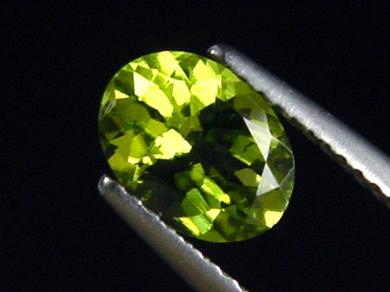 Peridot 1,37 Ct. Apfelgrün - 8 x 6 mm Oval Sri Lanka