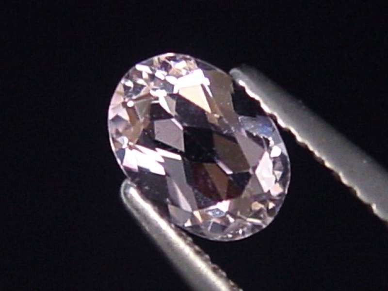 Petschit / violetter Skapolith 0,66 Ct. Oval Tansania