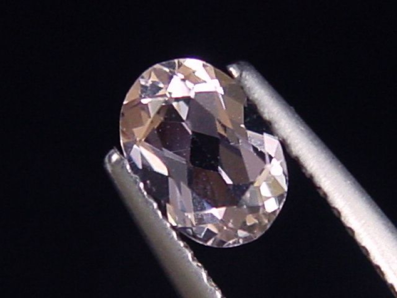 Petschit / violetter Skapolith 0,66 Ct. Oval Tansania