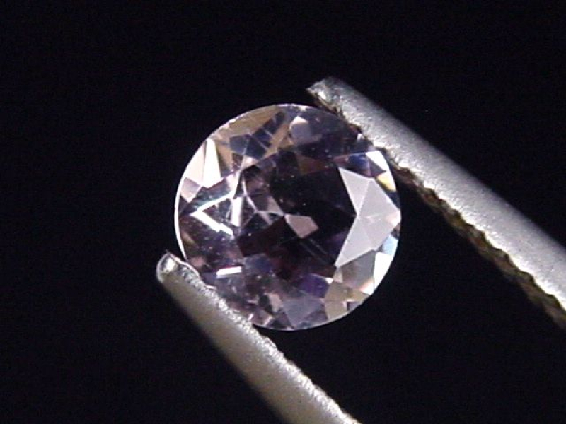 Petschite / violet Skapolite 0,43 Ct. round Tanzania