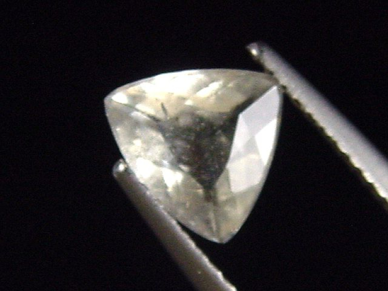 Wüstenglas 0,94 Ct. facettiert Trillion - selten