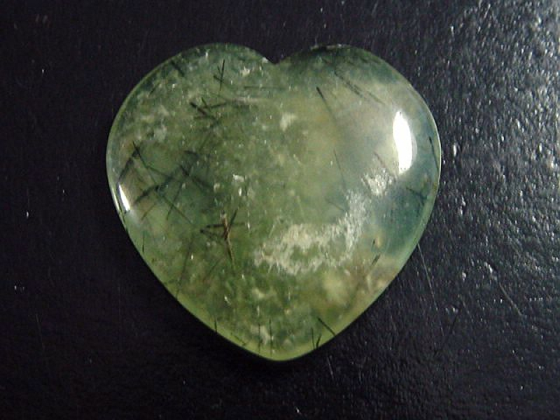 Prehnit 44,77 Ct. Herz Cabochon Australien
