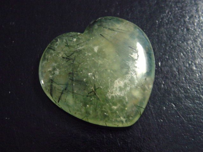 Prehnit 44,77 Ct. Herz Cabochon Australien
