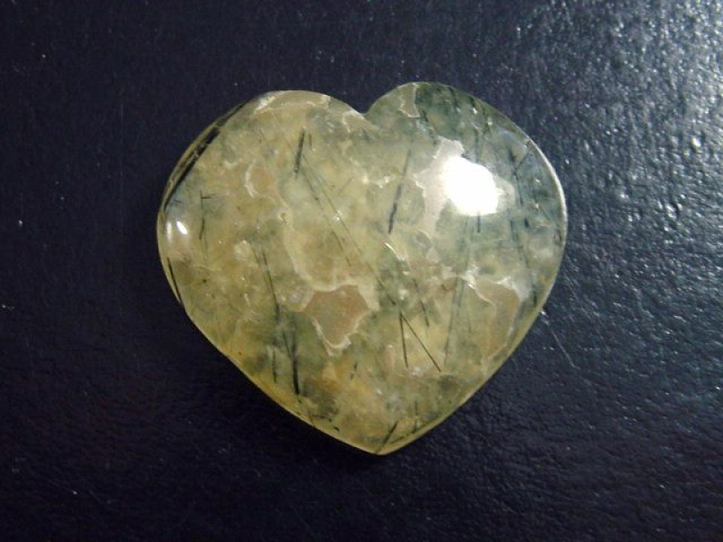 Prehnit 69,75 Ct. Herz Cabochon Australien