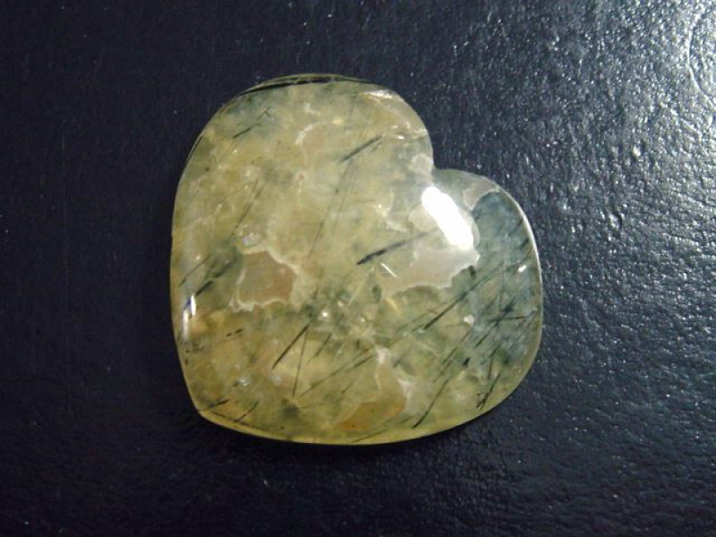 Prehnit 69,75 Ct. Herz Cabochon Australien