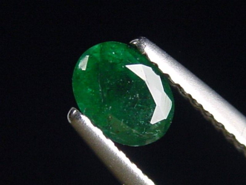 Smaragd 0,54 Ct. feines Grün 5,5 x 4 mm Oval Kolumbien