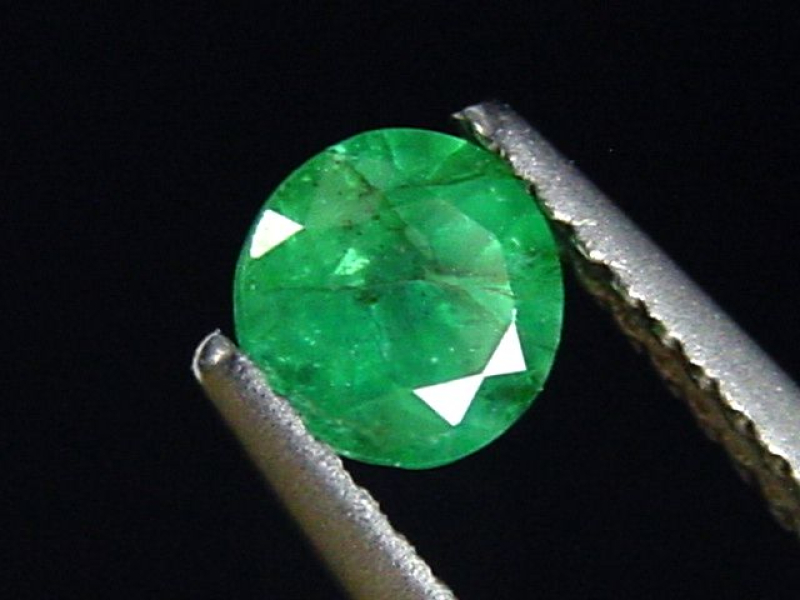 Smaragd 0,55 Ct. feines Grün 4,5 mm Rund Kolumbien