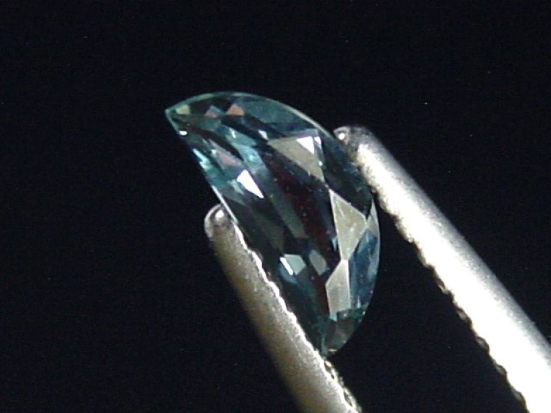 Saphir stahlblau 0,48 Ct. Naturfarbe Halbmond Tansania