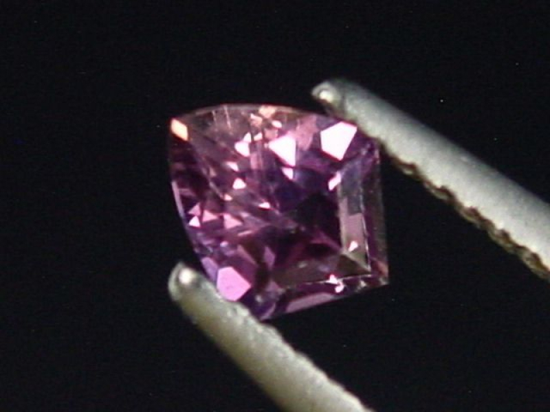 Sapphire with colorchange 0,44 Ct. natural color facet cut Tanzania