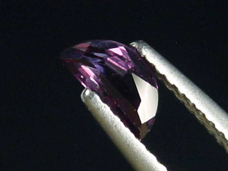 Saphir mit Farbwechsel 0,47 Ct. Naturfarbe Halbmond Tansania