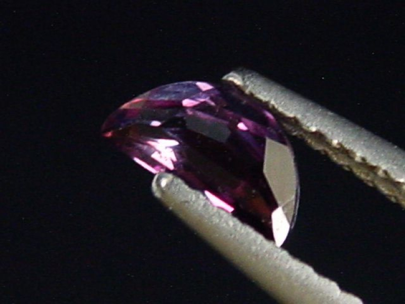Saphir mit Farbwechsel 0,47 Ct. Naturfarbe Halbmond Tansania