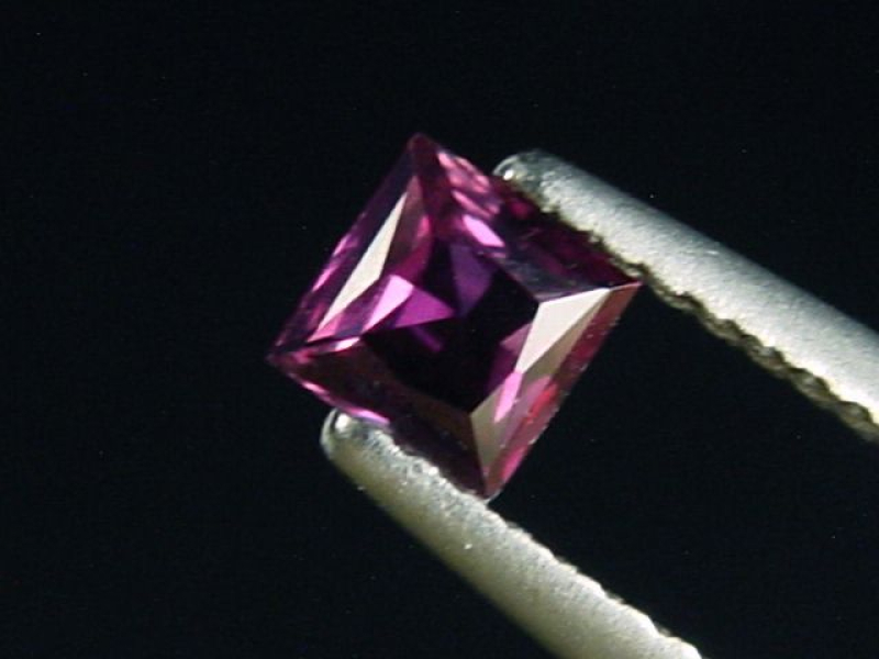 Saphir mit Farbwechsel 0,41 Ct. Naturfarbe Carree Tansania