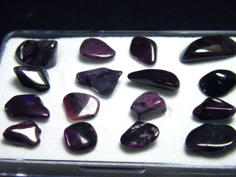 Sugilite lot in box - Southafrica