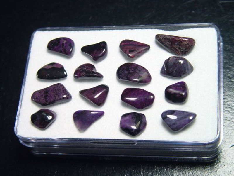 Sugilith Trommelsteine Lot in Box - Wessels mine, Kuruman, Südafrika