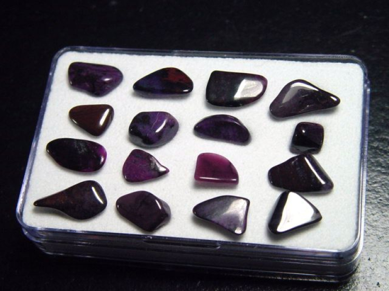 Sugilith Trommelsteine Lot in Box - Wessels mine, Kuruman, Südafrika