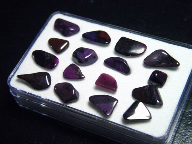 Sugilith Trommelsteine Lot in Box - Wessels mine, Kuruman, Südafrika