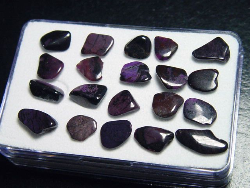 Sugilith Trommelsteine Lot in Box - Wessels mine, Kuruman, Südafrika