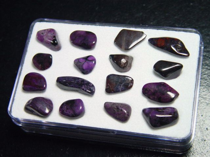 Sugilith Trommelsteine Lot in Box - Wessels mine, Kuruman, Südafrika