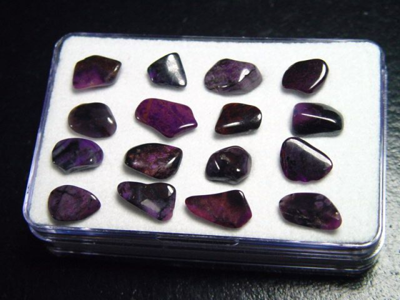 Sugilith Trommelsteine Lot in Box - Wessels mine, Kuruman, Südafrika