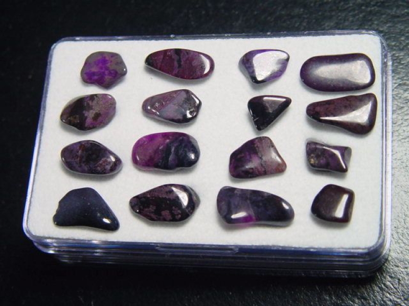 Sugilith Trommelsteine Lot in Box - Wessels mine, Kuruman, Südafrika