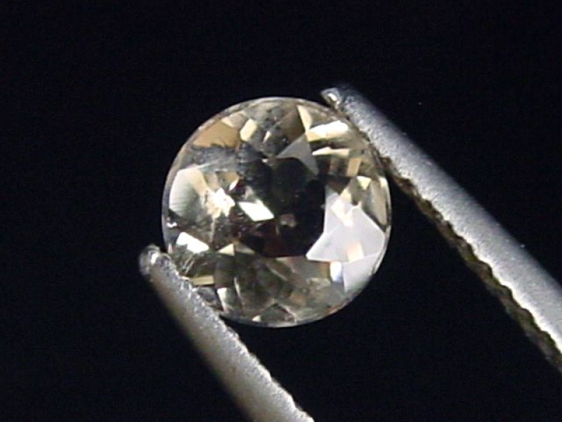 Petalit 0,71 Ct. Rund facettiert - Minas Gerais, Brasilien