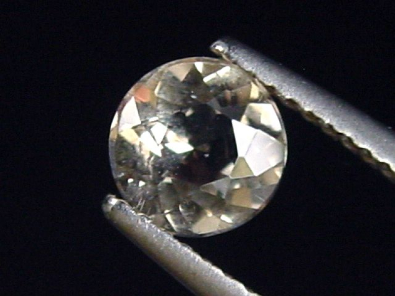 Petalit 0,71 Ct. Rund facettiert - Minas Gerais, Brasilien