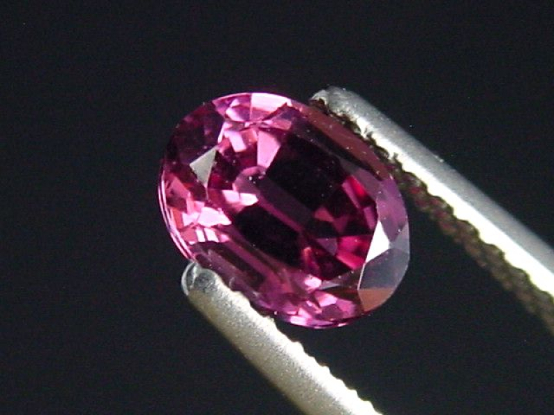 Rhodolite Garnet 0,85 Ct. fine red purple oval