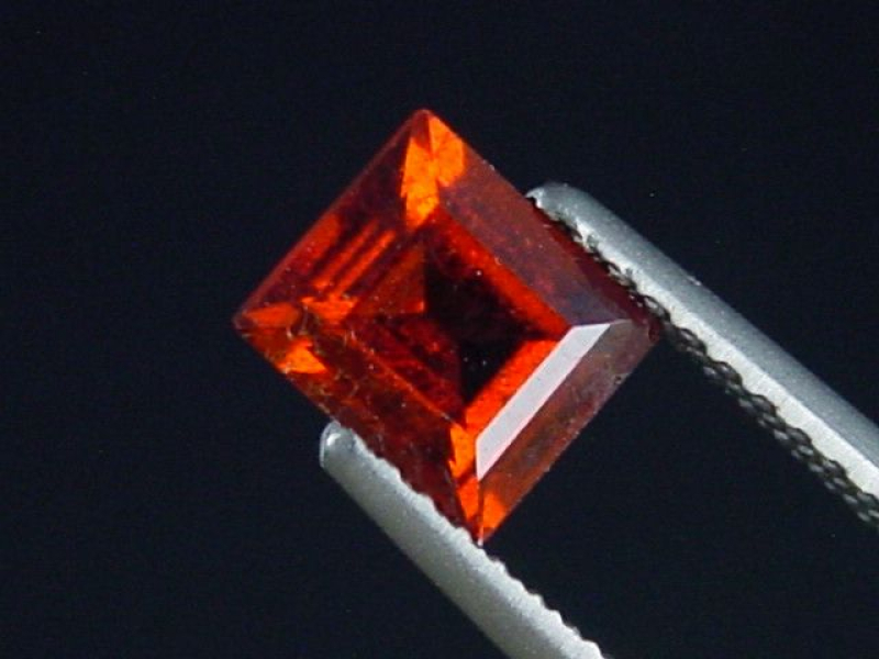 Hessonit Granat 0,84 Ct. Baguette 5,5 x 5 mm