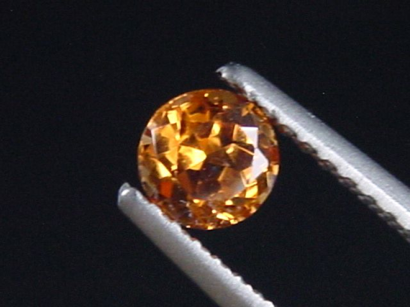 Spessartit Granat 0,45 Ct. leuchtend orange 4,5 mm Rund Tansania