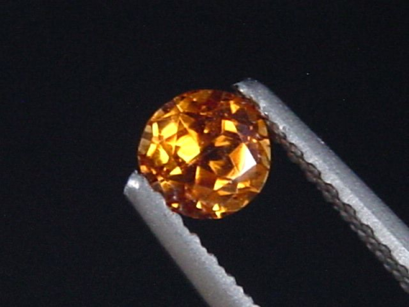 Spessartit Granat 0,40 Ct. leuchtend orange 4 mm Rund Tansania