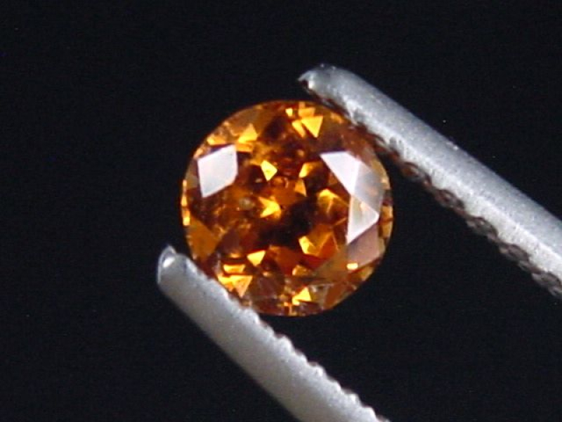 Spessartit Granat 0,39 Ct. leuchtend orange 4 mm Rund Tansania