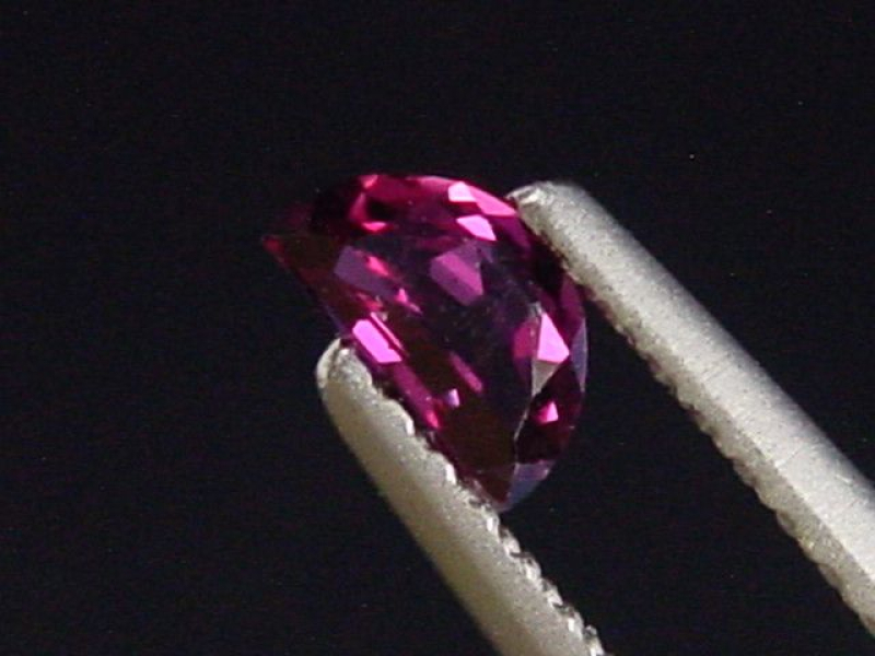 Rubin 0,27 Ct. Naturfarbe Halbmondschliff Tansania
