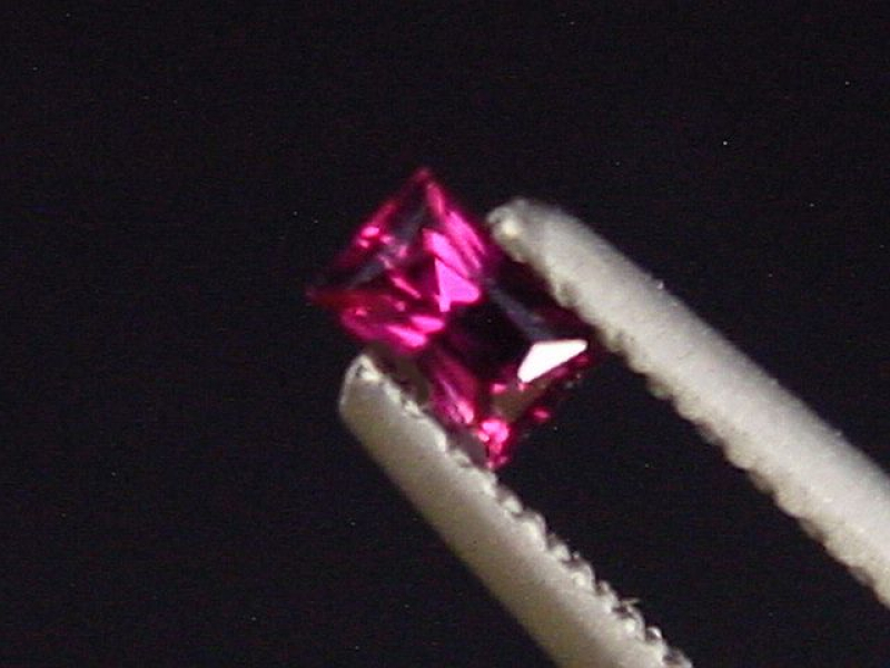Rubin 0,13 Ct. Naturfarbe Scherenschliff Tansania