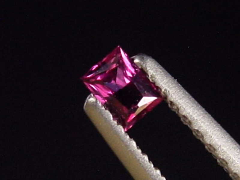 Rubin 0,14 Ct. Naturfarbe Scherenschliff Tansania