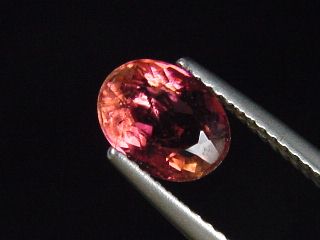 Rubellit Turmalin / roter Turmalin 1,38 Ct. Oval 8 x 6 mm Brasilien