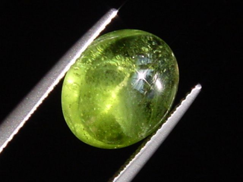 Peridot Katzenauge 8,45 Ct. - Apfelgrün - Oval Cabochon