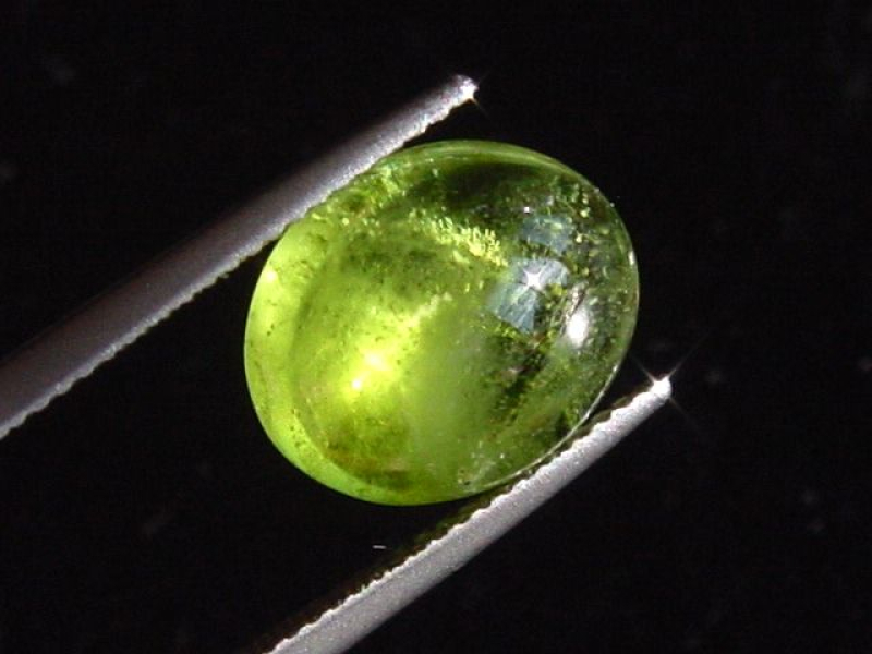 Peridot Katzenauge 8,45 Ct. - Apfelgrün - Oval Cabochon